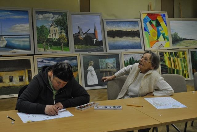 Seniorzy na wystawie i warsztatach